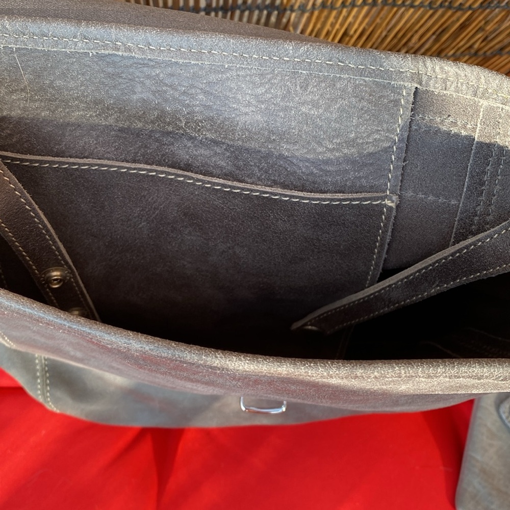 Leather ROOTS backpack w/pouch - Picture 11 of 12